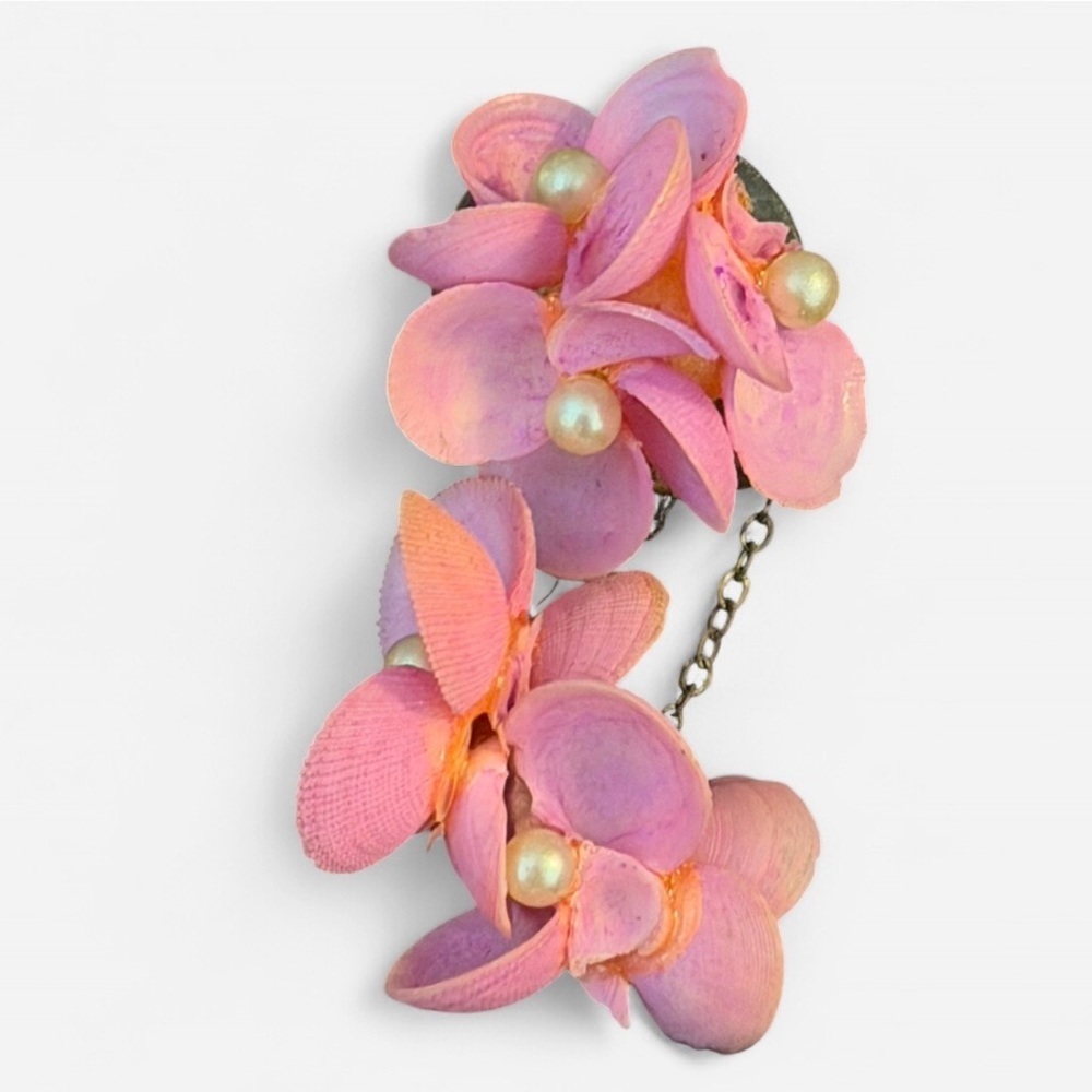 **SOLD** Vintage Pink Seashell Floral Screw-On Earrings — 1950s–60s - Picture 3 of 5